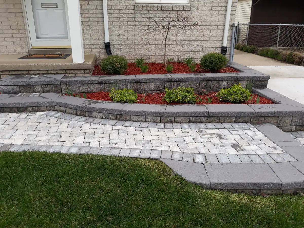 Foundation planting bed with fresh mulch and defined lawn edge